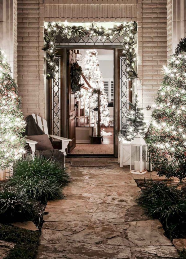 Außenbeleuchtung zu Weihnachten anbringen – 30 festliche Ideen und Tipps weiße licher deko eingang tannenbäume