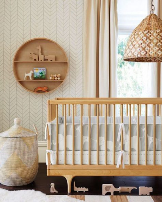 Babyzimmer in Weiß Möbel aus hellem Holz Flechtkörbe rundes Regal aus Holz für Spielzeug