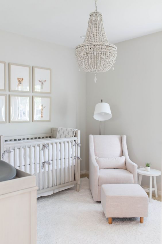 Babyzimmer in Weiß Sessel Hocker Kinderbett Teppich weißes Paradies für Baby