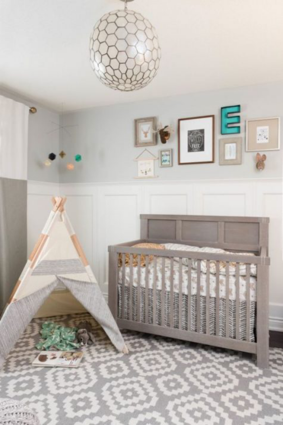 Babyzimmer in Weiß graues Vintage Kinderbett daneben Zelt zum Spielen