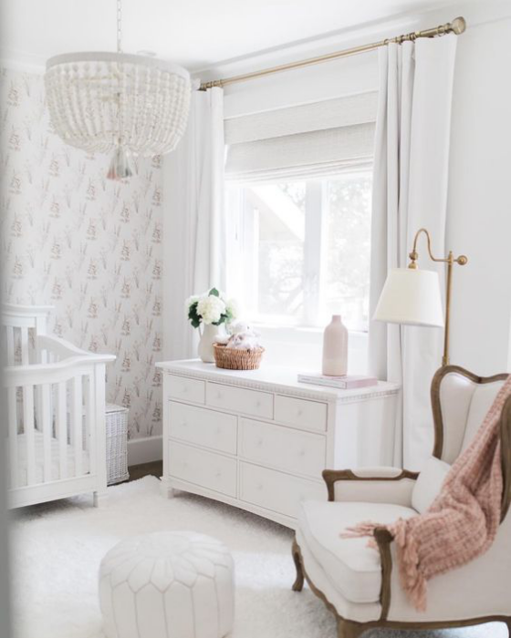Babyzimmer in Weiß kleines Paradies Sessel Kommode Bett Lampe Wandtapete
