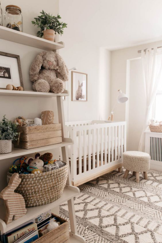 Babyzimmer in Weiß offenes Regal für Spielsachen ein weißes Paradies für Baby