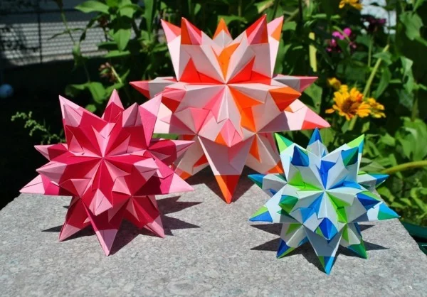 kreative Bastelideen für Bascetta Sterne selber machen Anleitung für 3D bunte Papiersterne