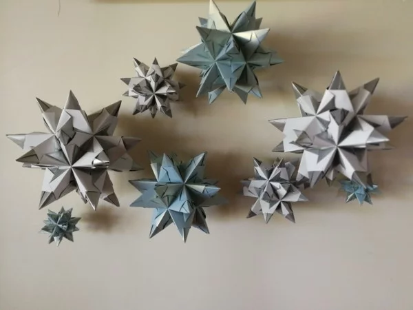 Bascetta Sterne basteln in blau und grau kreative Anleitung Weihnachtssterne festliche Dekoideen