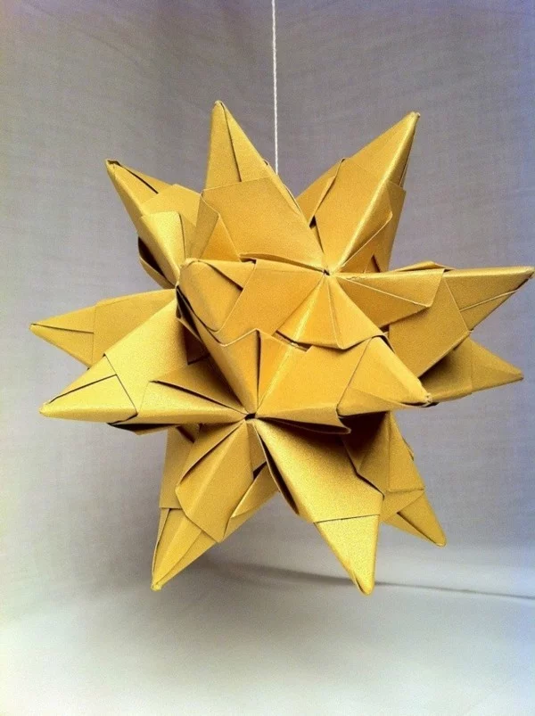 schöner Bascetta Stern aus gelbem Papier als Christbaumdeko kreatives 3D Projekt