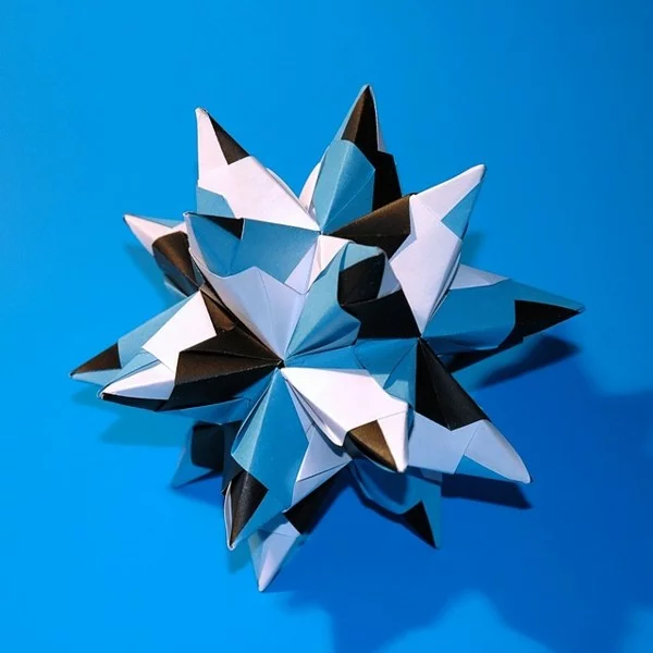 Bascetta Sterne basteln aus Buntpapier in drei Farben kreatives DIY Projekt für Groß und Klein 