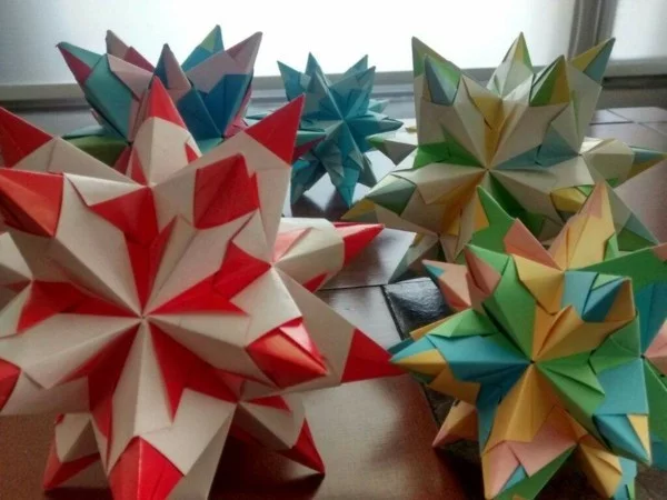 viele Bascetta Sterne basteln aus buntem Papier selber machen kreatives DIY Projekt 