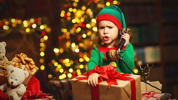 kleines Kind ruft Santa Klaus an der Weihnachtsmann bereitet den Kindern Freude und bringt die gewünschten Geschenke