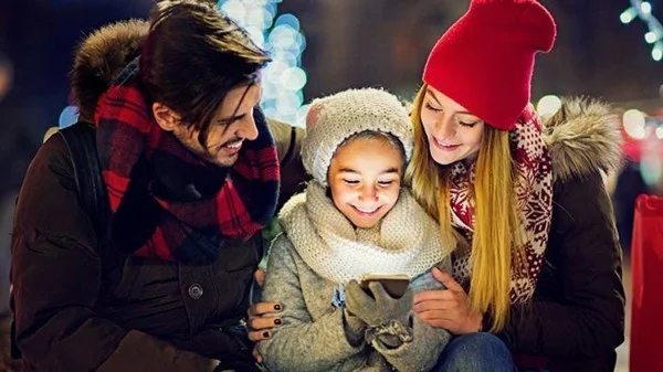 Den Weihnachtsmann anrufen Kindern und Familien Freunde vor Weihnachten bereiten fröhliche Stimmung schaffen