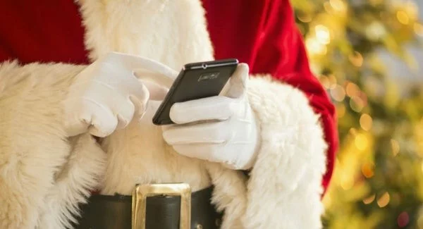Den Weihnachtsmann anrufen Santa Klaus Handy Nachricht schicken Freude bereiten 