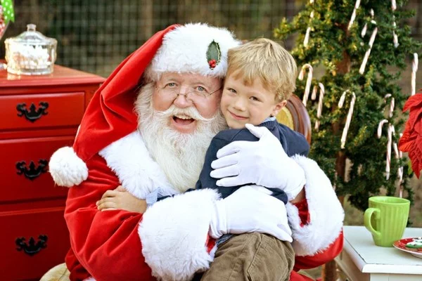 Den Weihnachtsmann anrufen Santa Klaus treffen Geschenke bekommen viel Freude zusammen erleben 