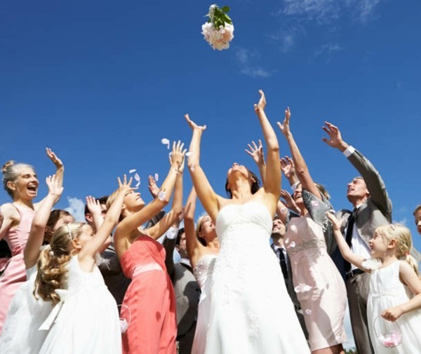Hochzeitsbräuche Hochzeit heiraten Tradition den Brautstrauß werfen