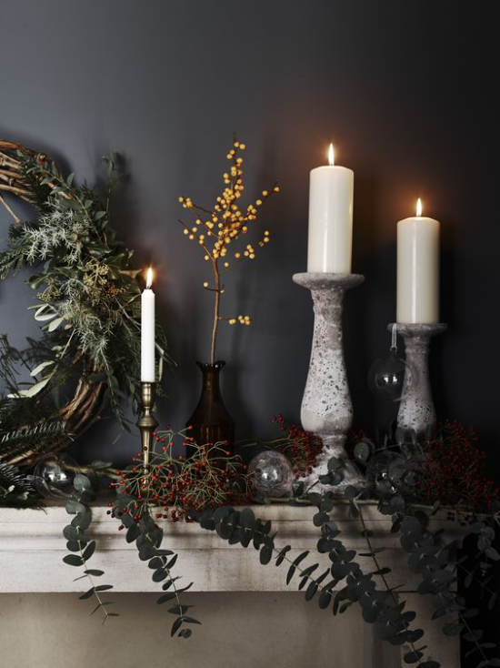 Hygge Feeling zu Weihnachten Kerzen natürliche Materialien Raumdekoration im nordischen Stil
