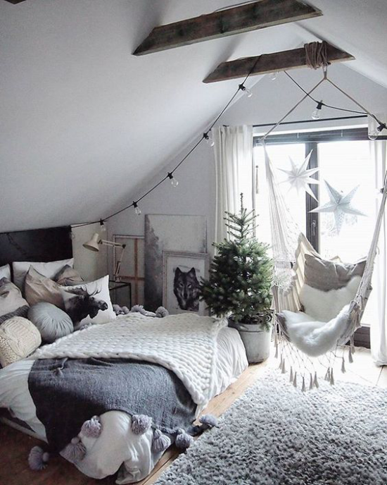 Hygge Feeling zu Weihnachten gemütlich eingerichtetes einladend wirkendes Schlafzimmer im nordischen Stil