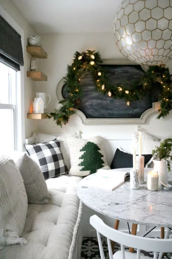 Hygge Feeling zu Weihnachten helles schlichtes Ambiente typisch weiße Couch Esstisch wenig Deko