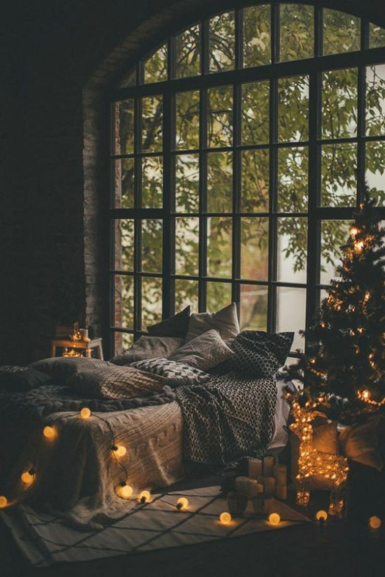Hygge Feeling zu Weihnachten magische Atmosphäre viele Lichter Schlafbett großes Fenster