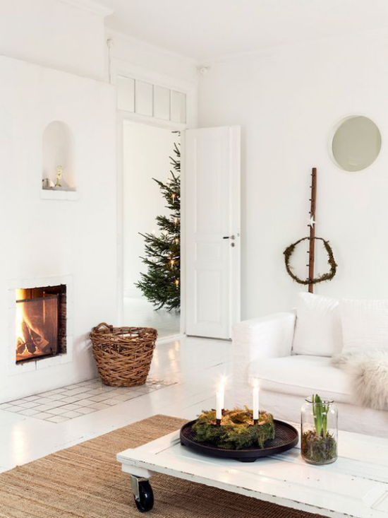 Hygge Feeling zu Weihnachten schlichtes Ambiente ganz in Weiß wenig Deko Flechtkorb Tannenbaum