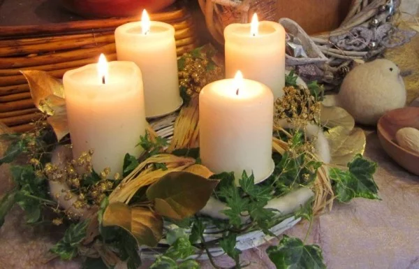 Kerzen dekorieren Weihnachtskranz Deko Ideen