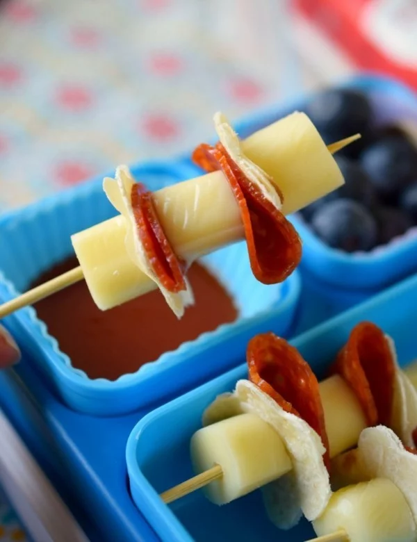 Kindergarten Lunchbox Kinder gesunde Ernährung Spieße Käse Specksalami