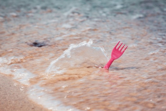 Kompostierbares Besteck von TwentyFifty könnte die weltweite Plastikkrise lösen rosa plastik gabel im meer verschmutzung