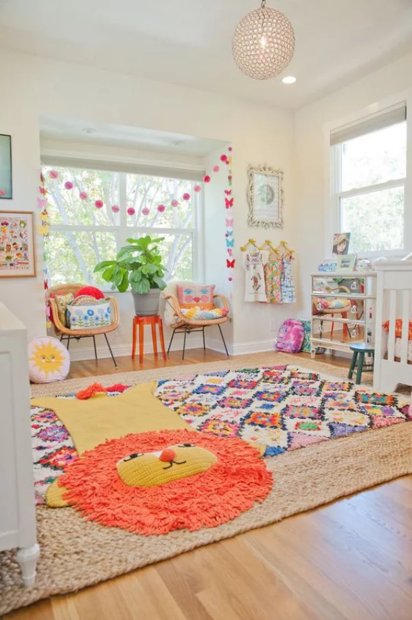 Kunterbuntes Babyzimmer ein gemütliches Ambiente schaffen weicher Teppich