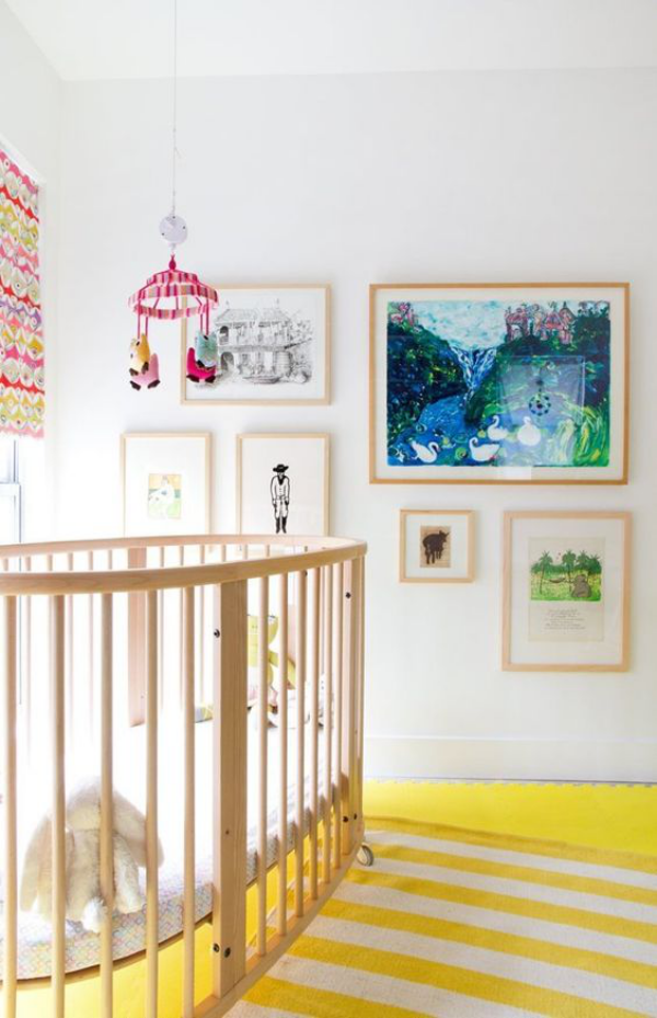 Kunterbuntes Babyzimmer gelb-weißer Teppich in Streifen Wandbilder schöne Dekoration