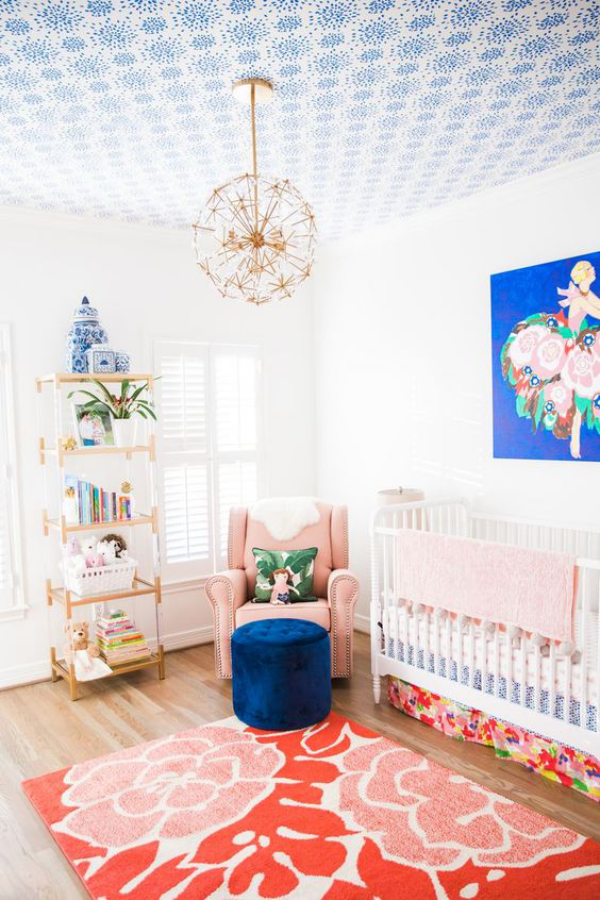 Kunterbuntes Babyzimmer schönes Ambiente marineblauer Hocker Wandbild rosa Akzente