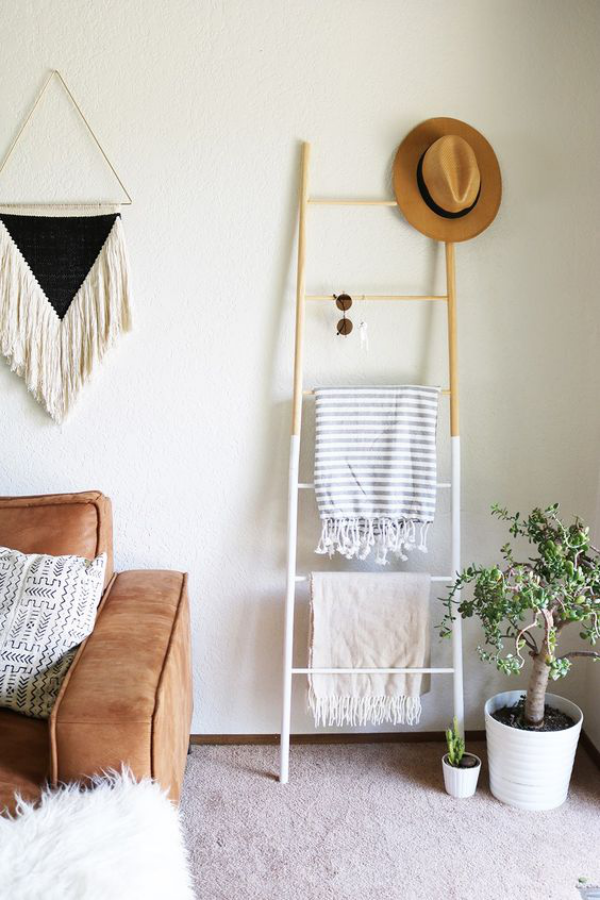 Leere Wand zum Hingucker machen im Wohnzimmer Sonnenbrille Hut Tücher darauf aufhängen