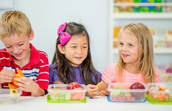 Lunchbox mit Fächern Rezepte Kindergarten Mittagsbox zusammen essen
