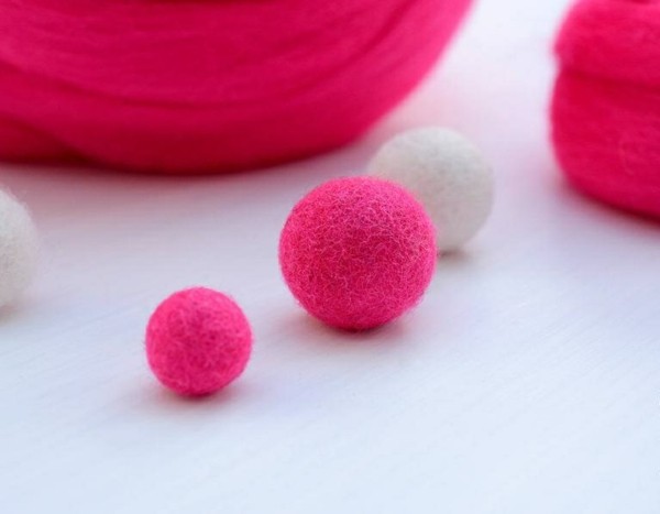 Nassfilzen Filzen Basteln mit Kindern Filzwolle Filzkugeln weiß pink