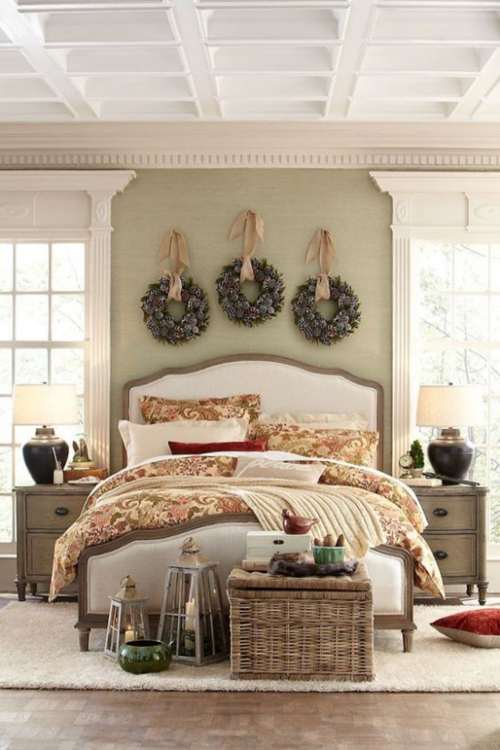 Schlafzimmer weihnachtlich dekorieren Kränze an der Wand Flechtkorb ansprechendes Ambiente