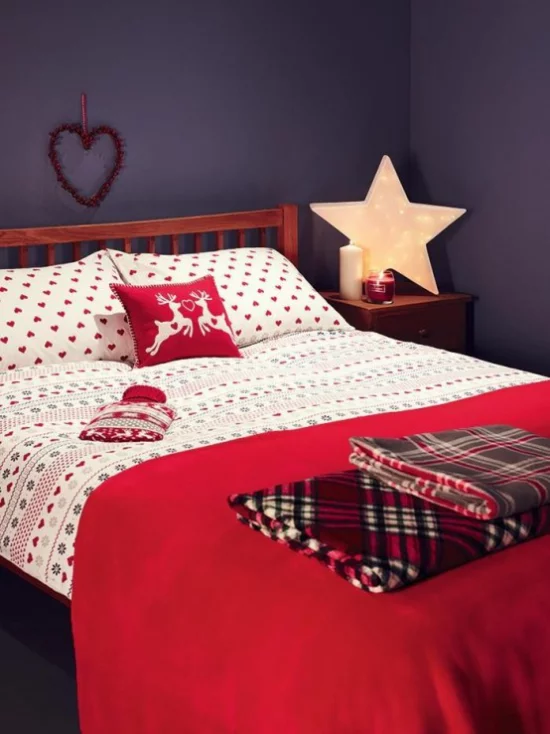 Schlafzimmer weihnachtlich dekorieren Schlafbett Bettdecke in rot und weiß Stern