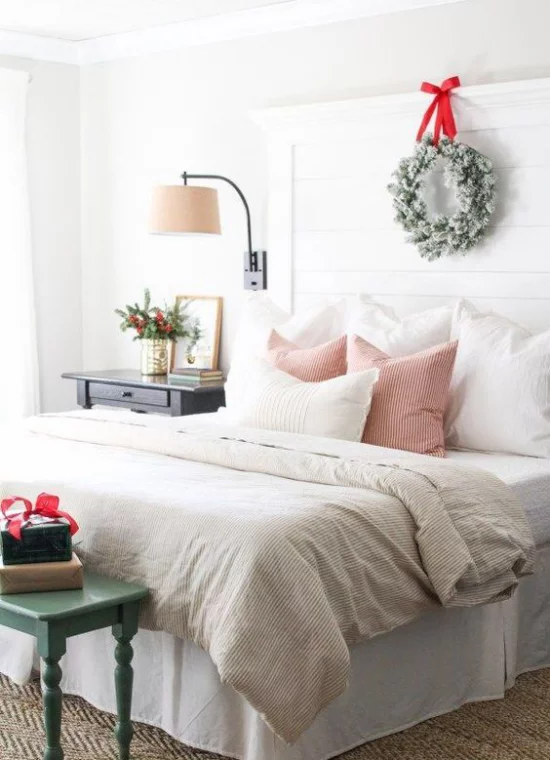 Schlafzimmer weihnachtlich dekorieren einfaches Ambiente wenig Deko Kranz rote Schleife