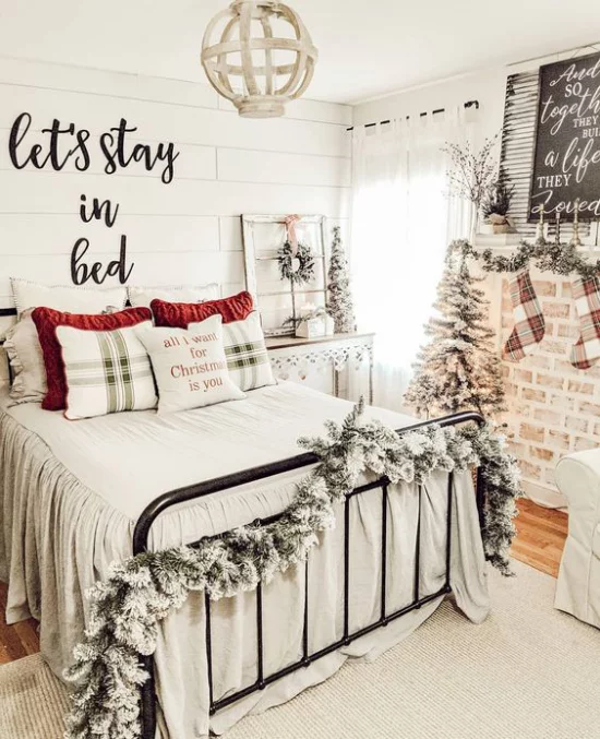 Schlafzimmer weihnachtlich dekorieren großes Schlafbet