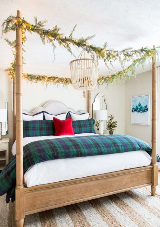 Schlafzimmer weihnachtlich dekorieren großes Schlafbett Lichter grüne Girlanden
