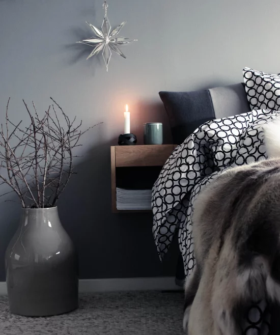 Schlafzimmer weihnachtlich dekorieren in Grau verschiedene Nuancen dezentes Ambiente