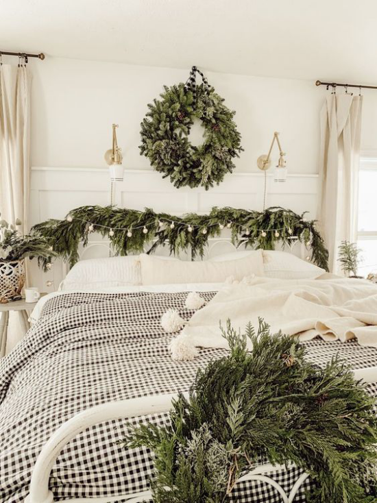 Schlafzimmer weihnachtlich dekorieren in Weiß und Grau viel Grün grüne Zweige