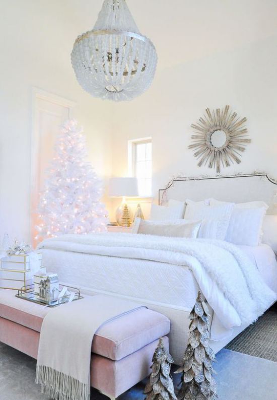Schlafzimmer weihnachtlich dekorieren in Weiß und Silber Weihnachtsbaum Lichter