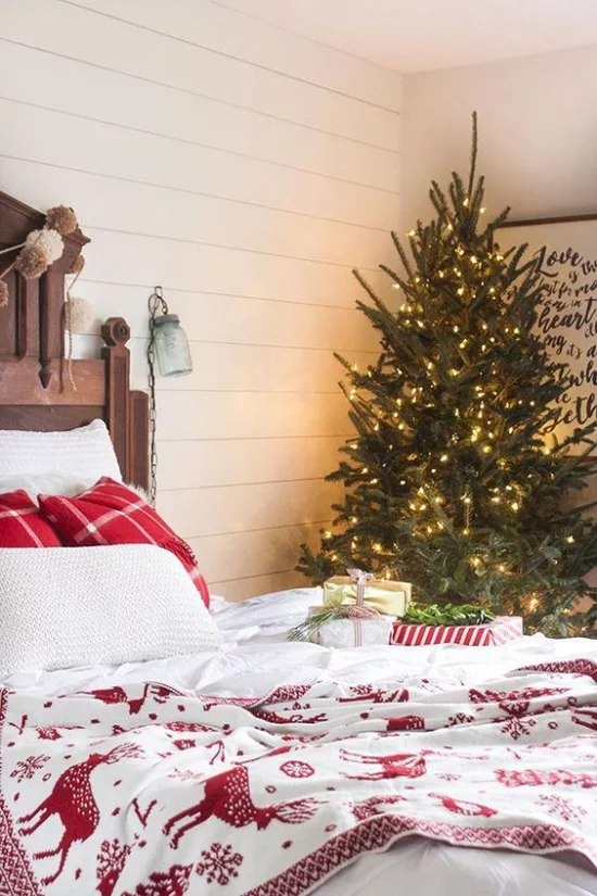 Schlafzimmer weihnachtlich dekorieren rot und weiß dominieren Weihnachtsbaum in der Ecke platzieren