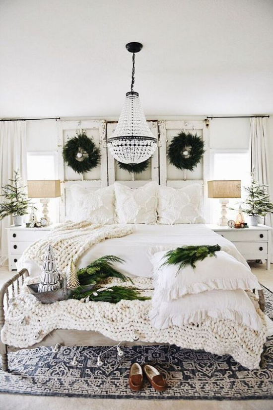 Schlafzimmer weihnachtlich dekorieren weißes Ambiente etwas Blau grüne Zweiße Kränze