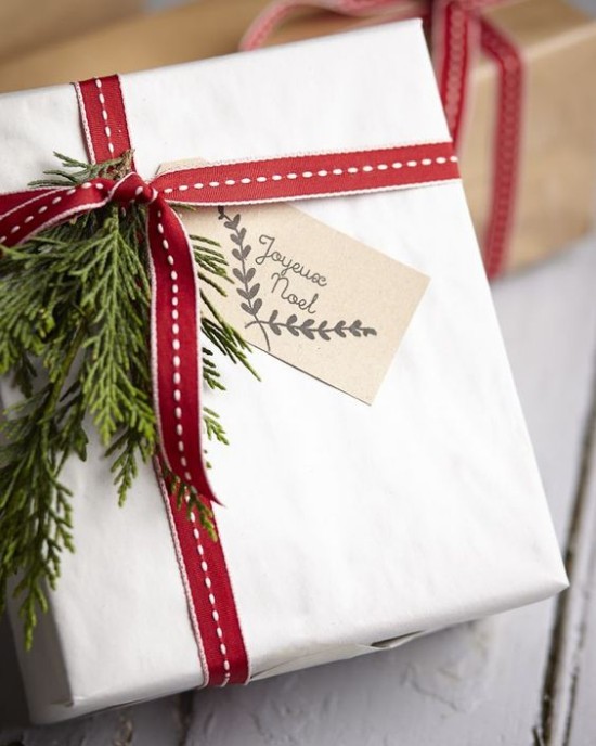 Weihnachtsdeko Ideen in Rot und Weiß Geschenkt verpackt Tannengrün rote Schleife