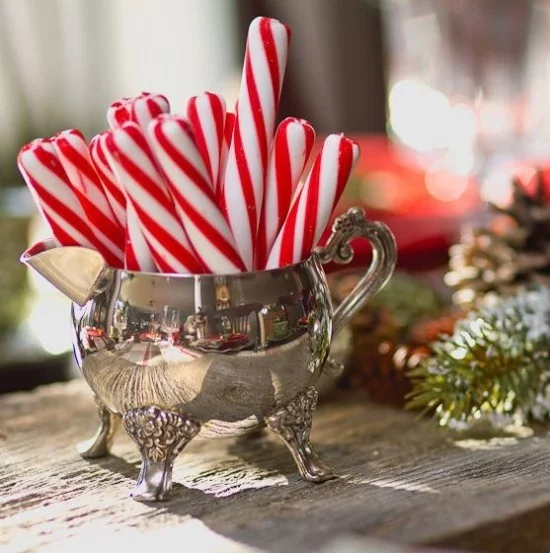 Weihnachtsdeko Ideen in Rot und Weiß Zuckerstangen im Silbergefäß ein Lutschgenuss für die Kleinen