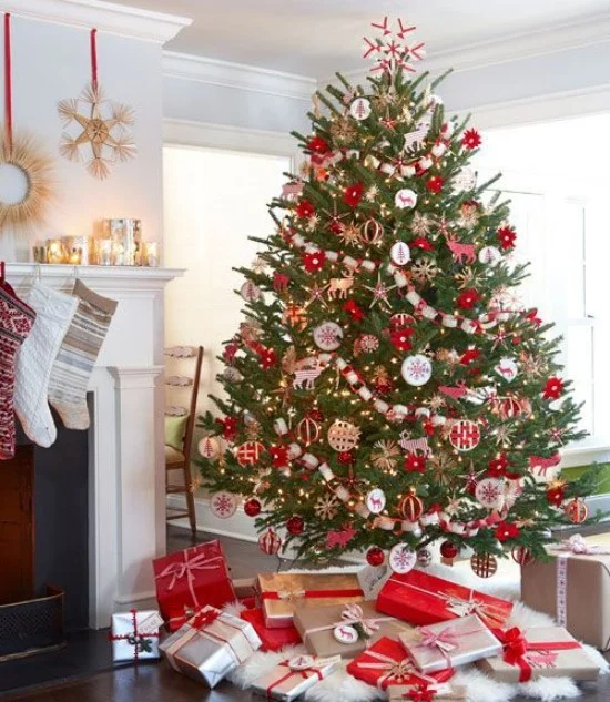 Weihnachtsdeko Ideen in Rot und Weiß dekorierter Christbaum mit schön verpackten Geschenken darunter
