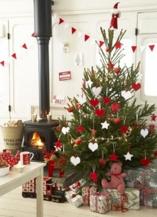 Weihnachtsdeko Ideen in Rot und Weiß dekorierter Christbaum