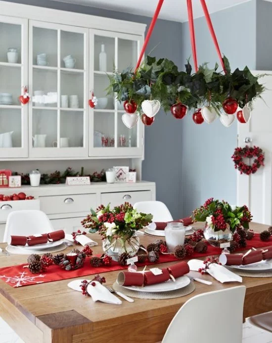 Weihnachtsdeko Ideen in Rot und Weiß festlich gedeckter Tisch roter Tischläufer