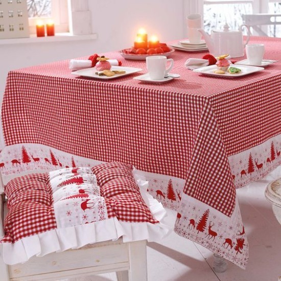 Weihnachtsdeko Ideen in Rot und Weiß festlich gedeckter Tisch schön karierte Decke Sitzkissen