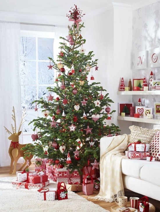 Weihnachtsdeko Ideen in Rot und Weiß schön dekorierter Weihnachtsbaum