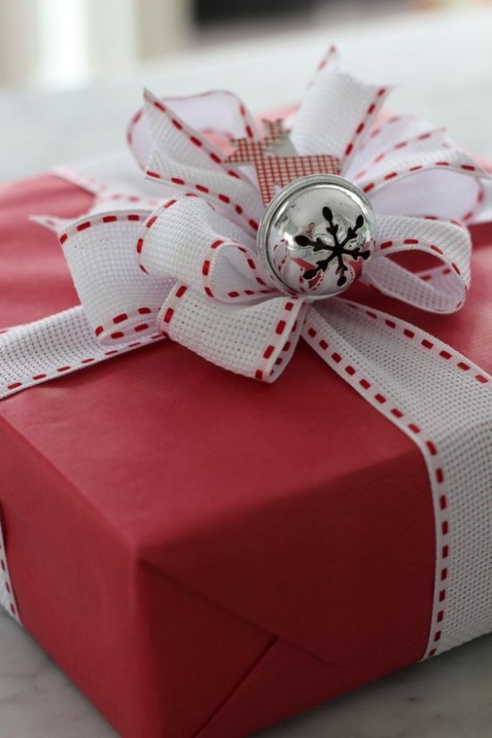 Weihnachtsdeko Ideen in Rot und Weiß schön verpacktes Geschenk rotes Papier weiße Schleife