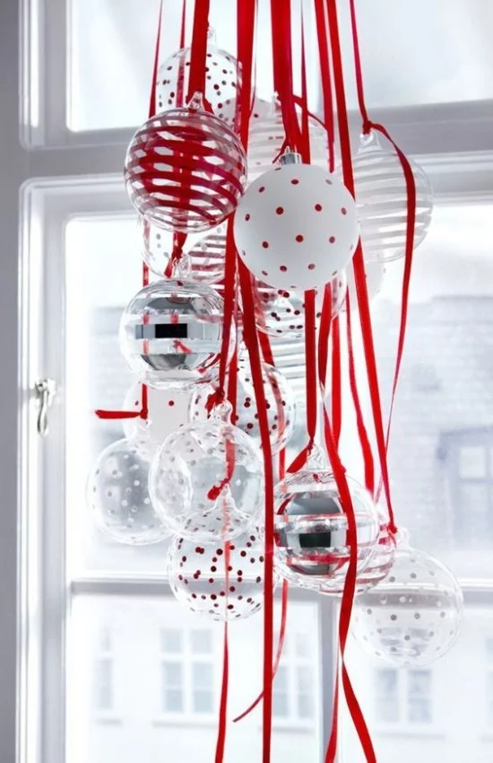 Weihnachtsdeko Ideen in Rot und Weiß viele Weihnachtskugeln Girlanden Schmuck vor dem Fenster