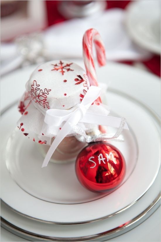 Weihnachtsdeko Ideen in Rot und Weiß weißes Geschirr rote Kugel Zuckerstange